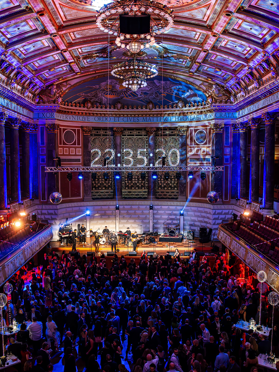 Kurhaus bei Nacht, im Saal viele Menschen: Silvester-Gala im Kurhaus Wiesbaden 2026/2027