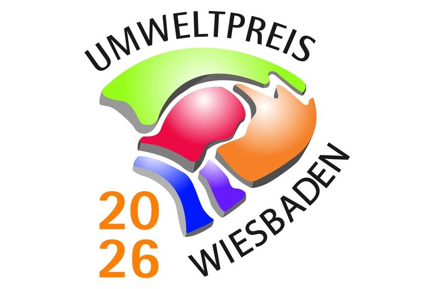 Logo vom Umweltpreis Wiesbaden 2026 mit den stilisierten Umrissen von Wiesbaden und grüner, roter, orange, blaue und lila Flächen die unterschiedliche Stadtteile darstellen.