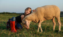 Mädchen streichelt Schaf