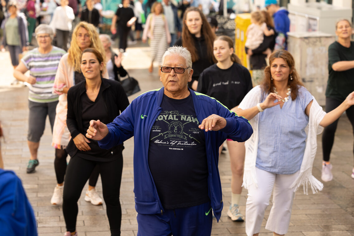 Eine Gruppe Menschen tanzt Zumba.