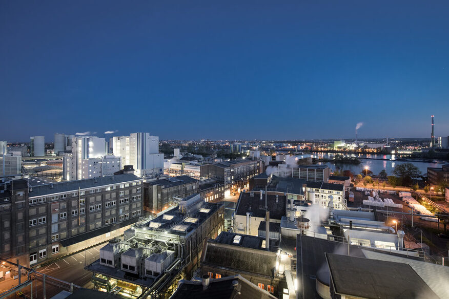 Industriepark InfraServ bei Nacht