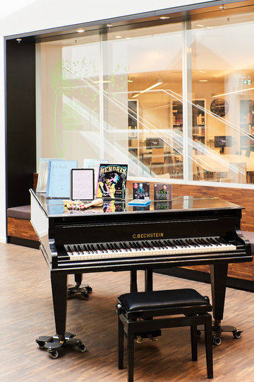 Piano in der Musikbibliothek