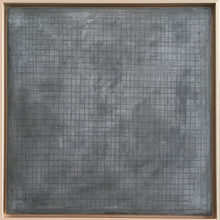 quadratisch – grau - gemustert - das ist der erste Blick auf das Werk „Seq