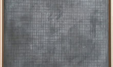 quadratisch – grau - gemustert - das ist der erste Blick auf das Werk