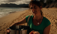 Frau mit Eimer am Strand