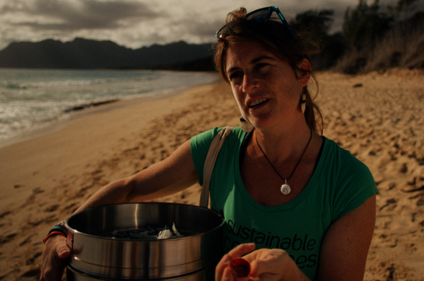 Frau mit Eimer am Strand