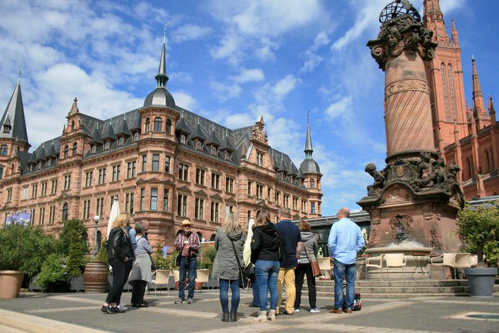 Stadtführer mit Gruppe vor Marktkirche