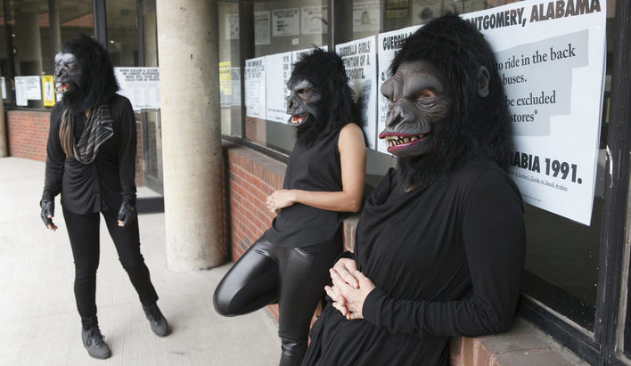 Frauen mit Gorilla-Masken