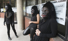 Frauen mit Gorilla-Masken