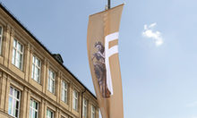 Fahne mit Flötenwettbewerb vor dem Museum Wiesbaden