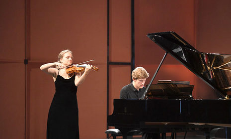 Junge Frau mit Violine, Mann am Klavier