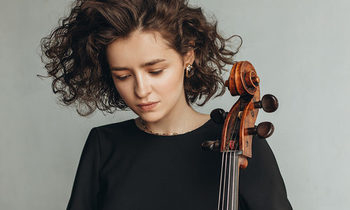 Junge Frau mit Cello