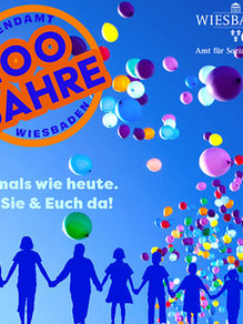 Logo 100 Jahre Jugendamt - Blauer Himmel mit bunten Luftballons + Schrift.