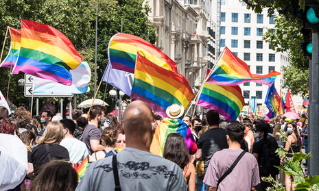 Christopher Street Day - Viele Menschen mit Regenbogenfahnen