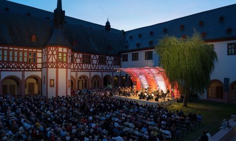 Blick auf Bühne und Publikum im Kloster Eberbach