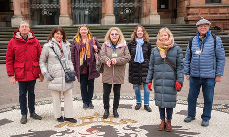 Gästeführer vor dem Kurhaus