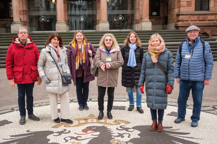 Gästeführer vor dem Kurhaus