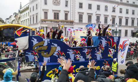 Blick auf Fastnachtsumzug - Motivwagen vor dem Rathaus.