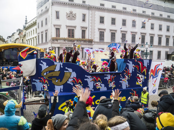 Blick auf Fastnachtsumzug - Motivwagen vor dem Rathaus.