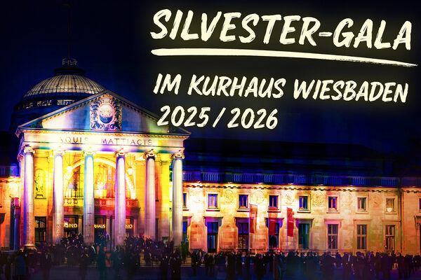 Kurhaus bei Nacht, davor viele Menschen und der Slogan: Silvester-Gala im Kurhaus Wiesbaden 2025/2026