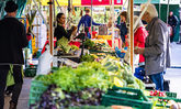 Marktstände mit Personen