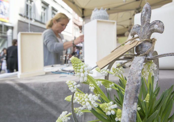 Stand mit Frühlingsblumen