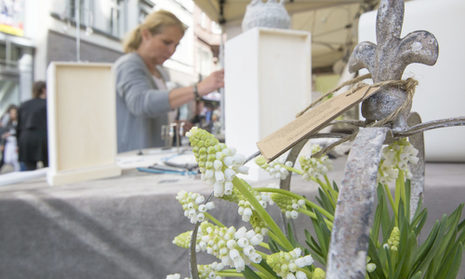 Stand mit Frühlingsblumen