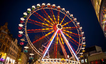 Riesenrad vor nächtlichem Himmel