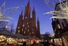 Weihnachtlich geschmückte Stände, im Hintergrund die Marktkirche