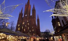 Weihnachtlich geschmückte Stände, im Hintergrund die Marktkirche