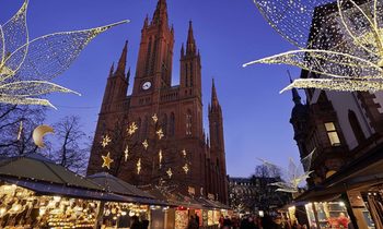 Weihnachtlich geschmückte Stände, im Hintergrund die Marktkirche