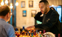 Barkeeper an Whisky-Theke