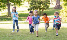 Laufende Kinder im Park
