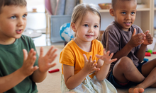 Kinder sitzen zusammen