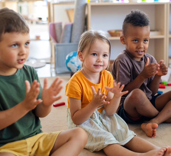 Kinder sitzen zusammen