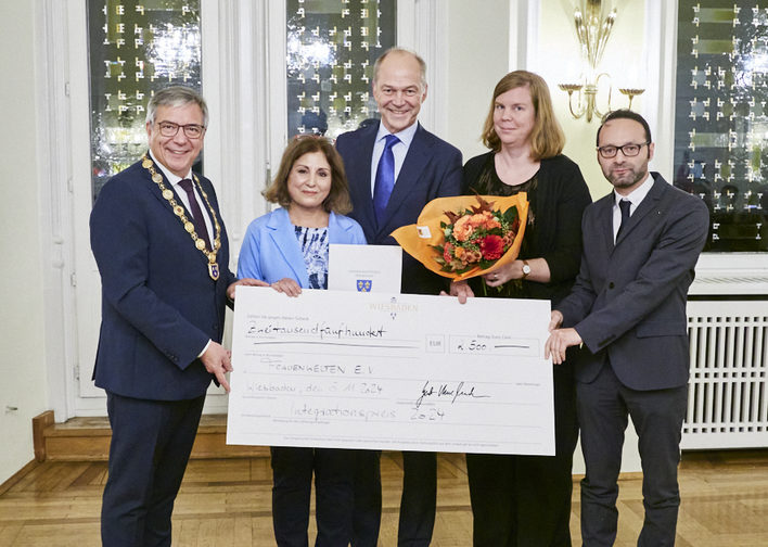 OB Mende überreicht im Rathaus einen Scheck