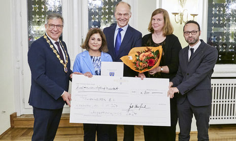 OB Mende überreicht im Rathaus einen Scheck