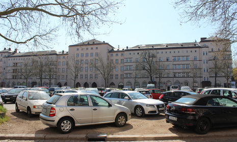 Der Elsässer Platz wird zurzeit als Parkplatz für viele Autos genutzt.