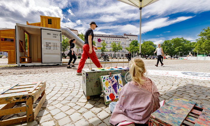 Spielendes Kind auf einem großen Platz