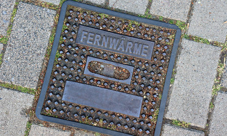 Fernwärme-Schriftzug auf Straße