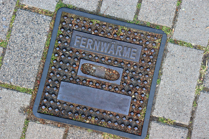 Fernwärme-Schriftzug auf Straße