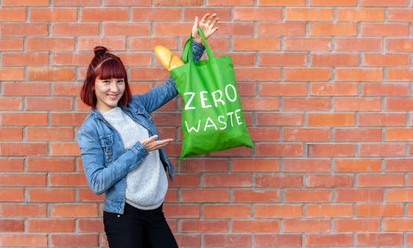 Frau mit Tasche - Zero Waste