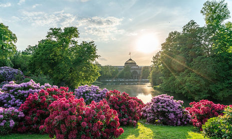 Herrschaftliches Gebäude inm Grünen und an einem Weiher.