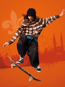 Skater vor orangefarbenem Hintergrund