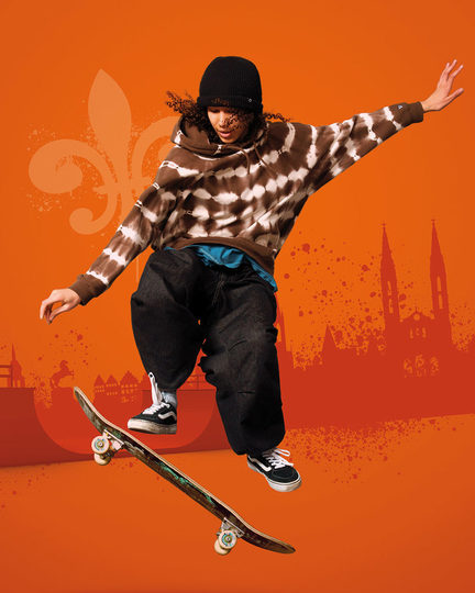 Skater vor orangefarbenem Hintergrund