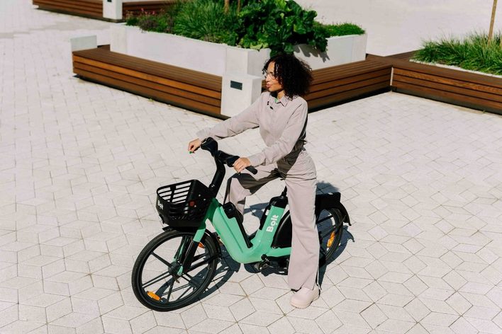 Frau auf E-Bike