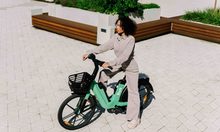 Frau auf E-Bike