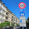 Tempo 40-Schild in einer Innenstadtstraße