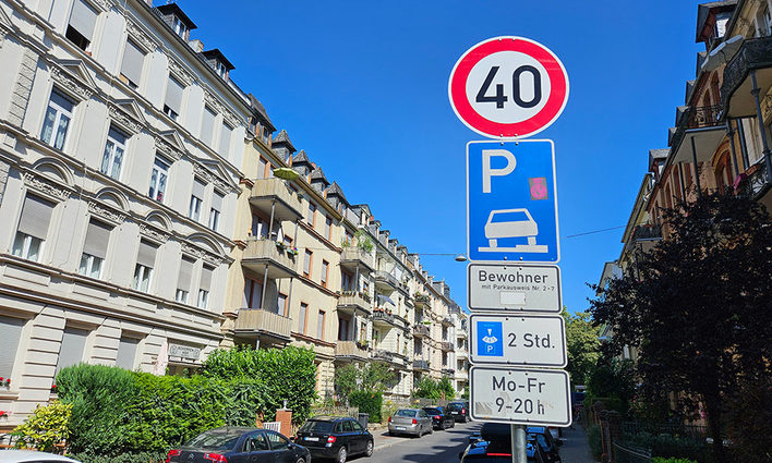 Tempo 40-Schild in einer Innenstadtstraße