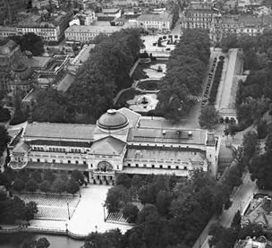 Kurhaus und Bowling Green. Im Hintergrund Hotel Vierjahreszeiten und Hotel Nassauer Hof (Oktober 1928).